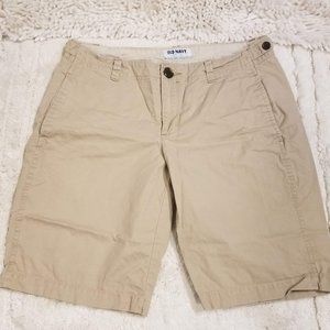 Old Navy BERMUDAS Shorts. Khakis. Size 6